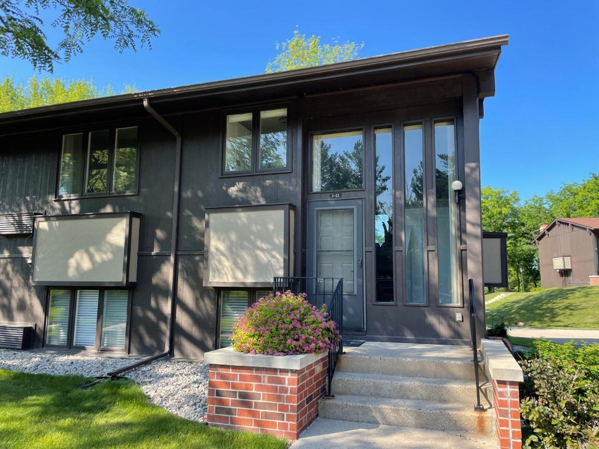 Newly Remodeled Mid-Century Modern Lake Condo Лейк Дженива Экстерьер фото