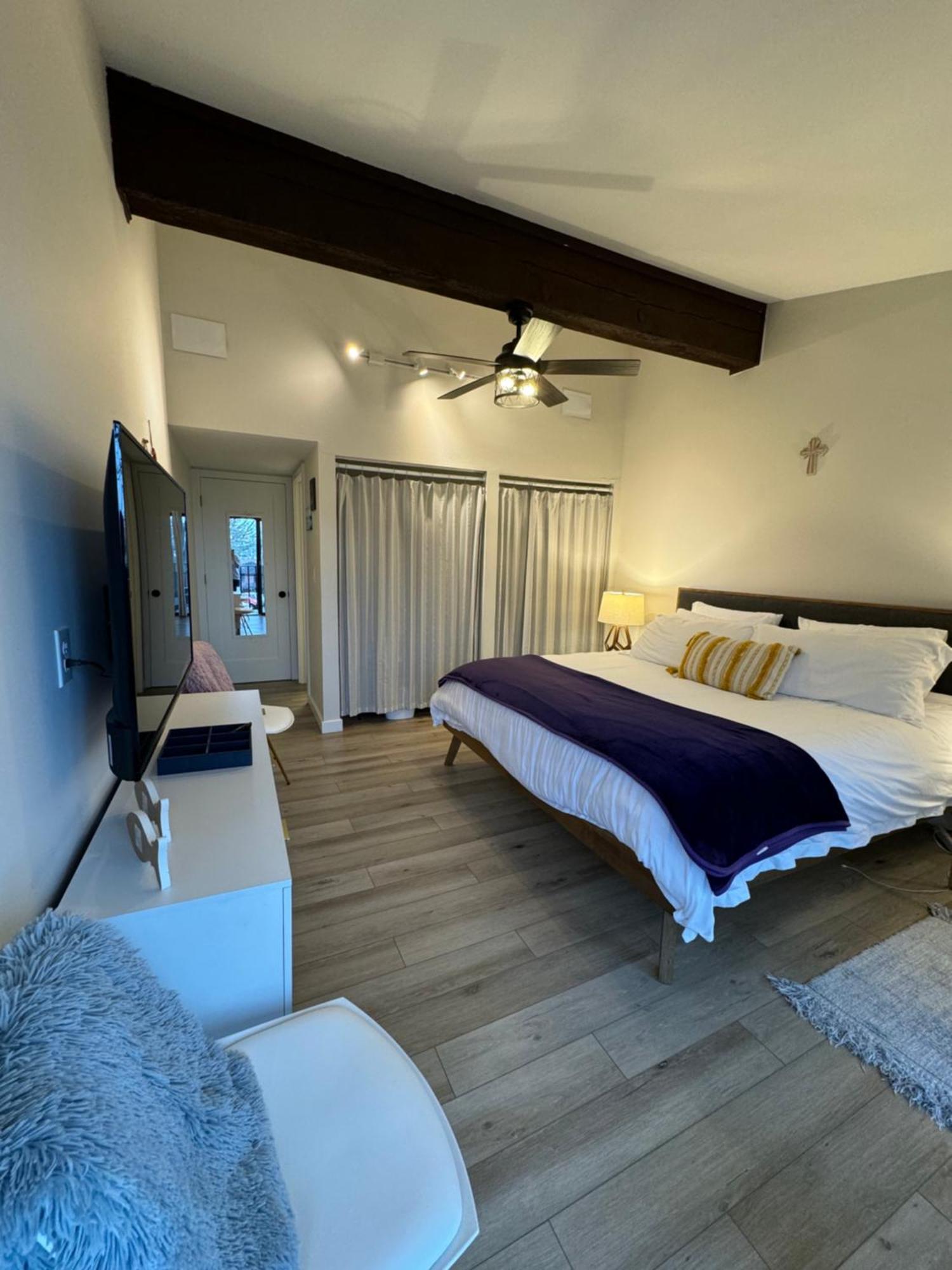 Newly Remodeled Mid-Century Modern Lake Condo Лейк Дженива Экстерьер фото